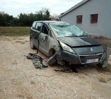 Karambolirani  Peugeot 5008 2016. god - Automatik, Tempomat, Klima - cover