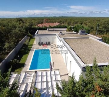 MURVICA-samostojeća kuća prizemnica s dva bazena - cover