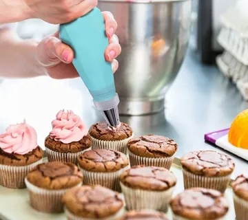 12- dijelni slastičarski pribor za ukrašavanje torti i kolača - cover