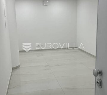 Pula, Centar - adaptiran i uređen poslovni prostor u strogom centru, NKP 18 m2 - cover