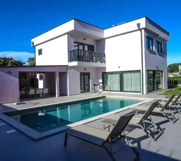 POREČ-VILA NA PRODAJI 800 M OD MORA (prodaja) - cover