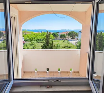 Privlaka – apartman s pogledom na more, galerijom i 2 parking mjesta