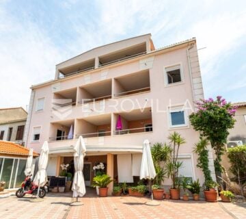 Novalja, kuća s 10 apartmana - cover