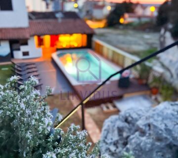 Kuća sa bazenom u Pješčanoj uvali, dodatni apartman, 300 m od mora - cover