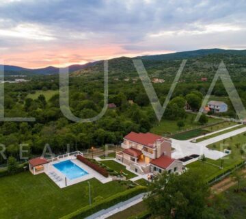 Dicmo, Dalmacija, kuća s velikim posjedom, bazenom i tenis terenom na prodaju - cover