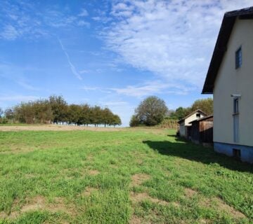 PRODAJE SE GRAĐEVINSKO ZEMLJIŠTE U PEKLENICI NA GLAVNOJ CESTI OD 4281 m2 - cover