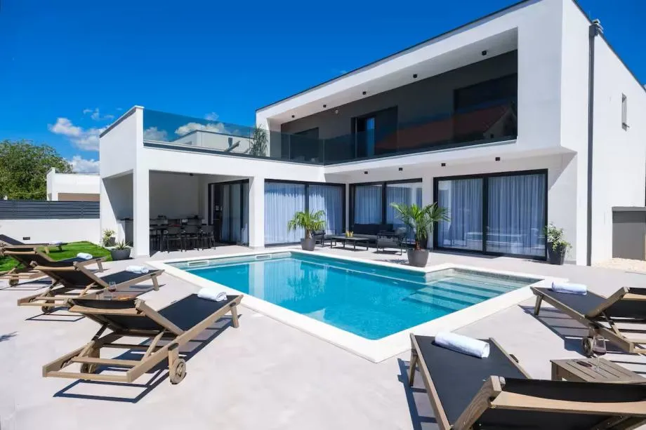 Kaštel Novi, dizajnerska vila s bazenom 281.00 m2, 1.350.000 EUR - cover