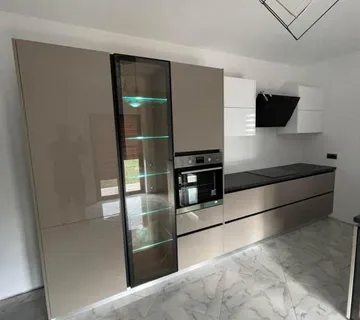 Kuhinja lakirana medijapan sa otokom visoki sjaj - cover