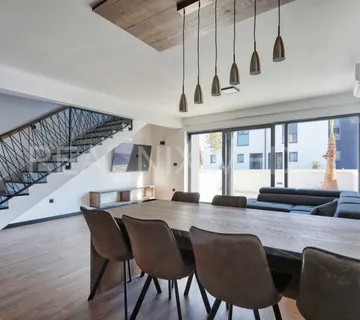 PRIVLAKA- KOMPLETNO NAMJEŠTENO I USELJIVO! VRT! - cover