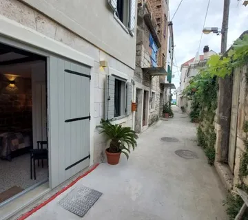 Kamena kuća s dvorom i dva apartmana: Kaštel Štafilić, 120.00 m2 - cover