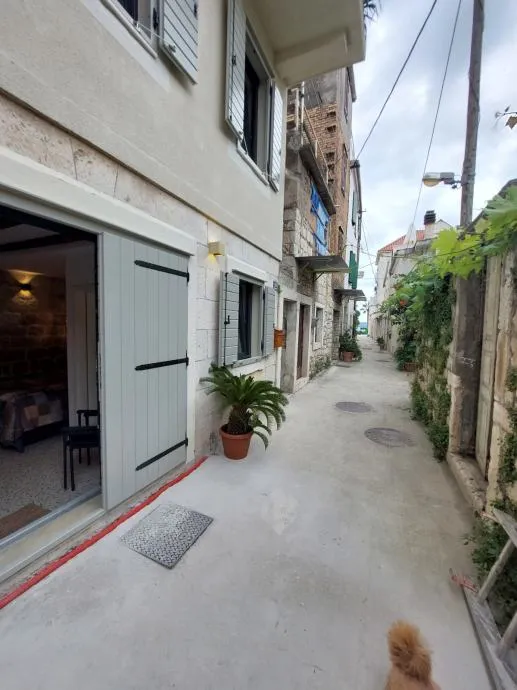 Kamena kuća s dvorom i dva apartmana: Kaštel Štafilić, 120.00 m2 - cover