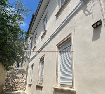 Pula,stan na 1.katu sa dvorištem i konobom, PRILIKA - cover