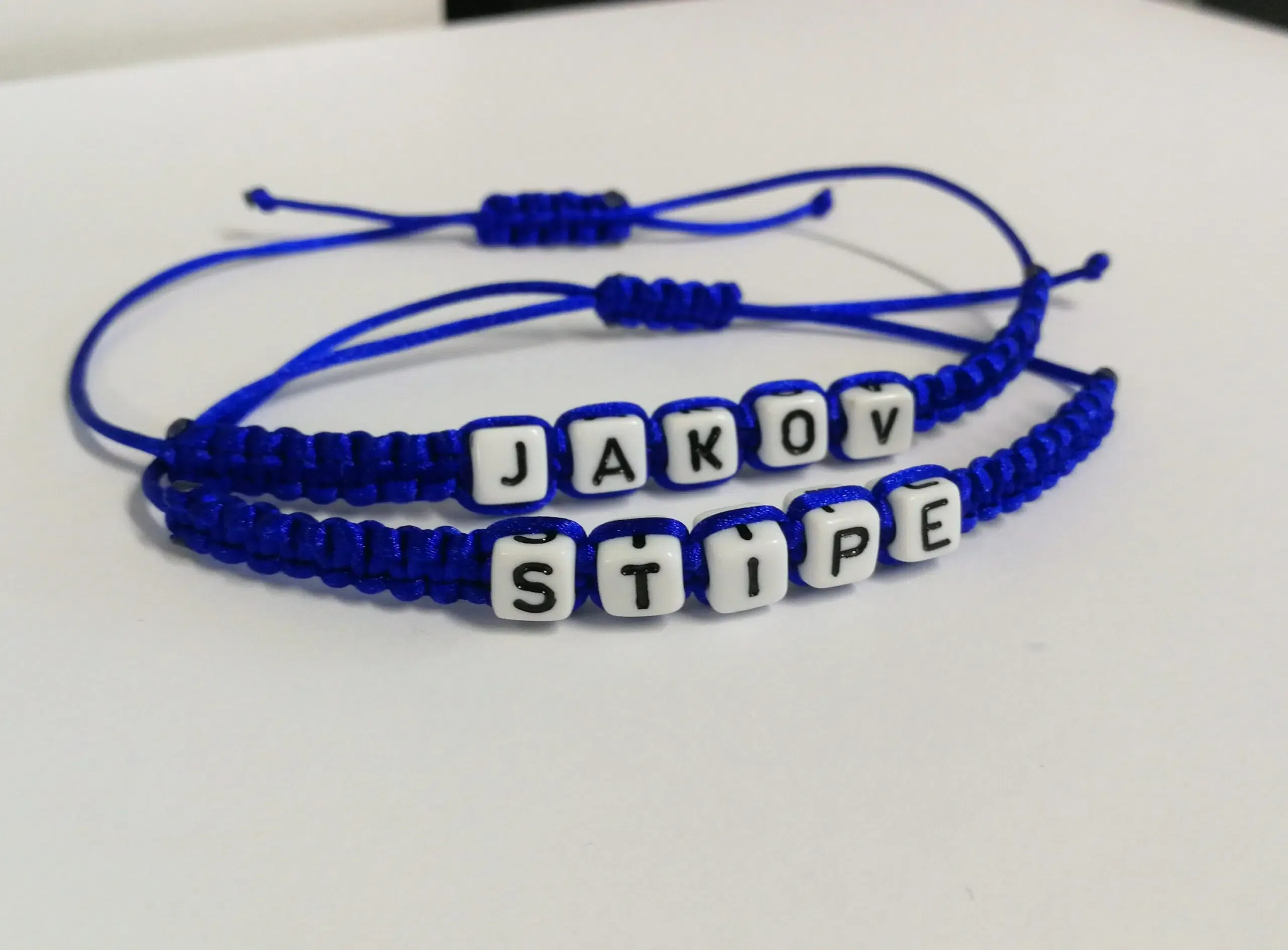 Pletena narukvica s imenom - cover