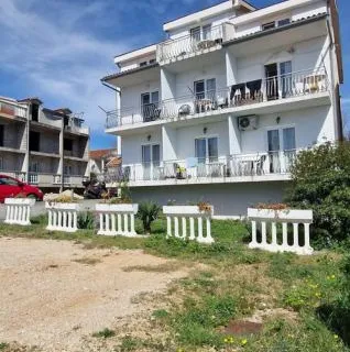 Biograd - kuća (hostel) za smještaj gostiju(470m2), blizina centra - cover