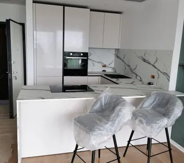 KIHINJA sa otokom - cover