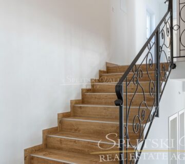 Prekrasna vila s bazenom, Šestanovac, 261 m2 - cover