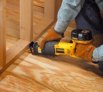 DeWalt aku sabljasta pila DCS380N 18V - cover