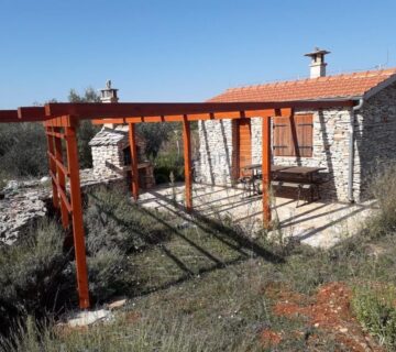 HVAR (STARI GRAD), SIMPTIĆNA NOVOUREĐENA KUĆICA NA IMANJU OD 9.462 m2 - cover