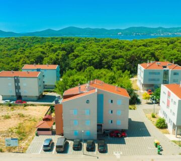 Stan: Biograd na Moru,131 m2 dvorište+parkirno mjesto - cover