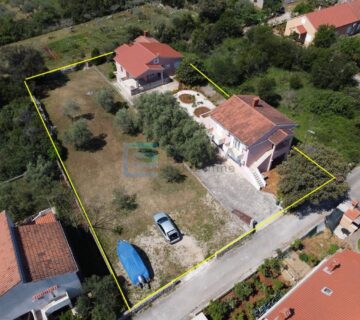 Kuće prodaja Ugljan 238 m2 + 112 m2 + velika okućnica - cover