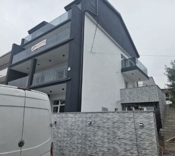 PRODAJE SE APARTMAN U CRIKVENICI U PRIZEMLJU ZGRADE SA OKUĆNICOM UDALJEN OD MORA 400M - cover