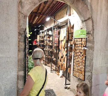 Štand u Krku, glavna ulica u centru starog grada, Strossmayerova - cover