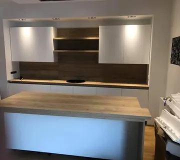 Kuhinja bijela visoki sjaj medijapan sa otokom - cover