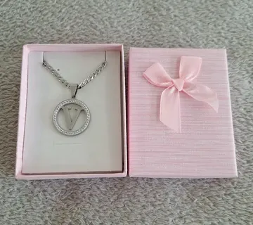 Lančić sa slovom - cover