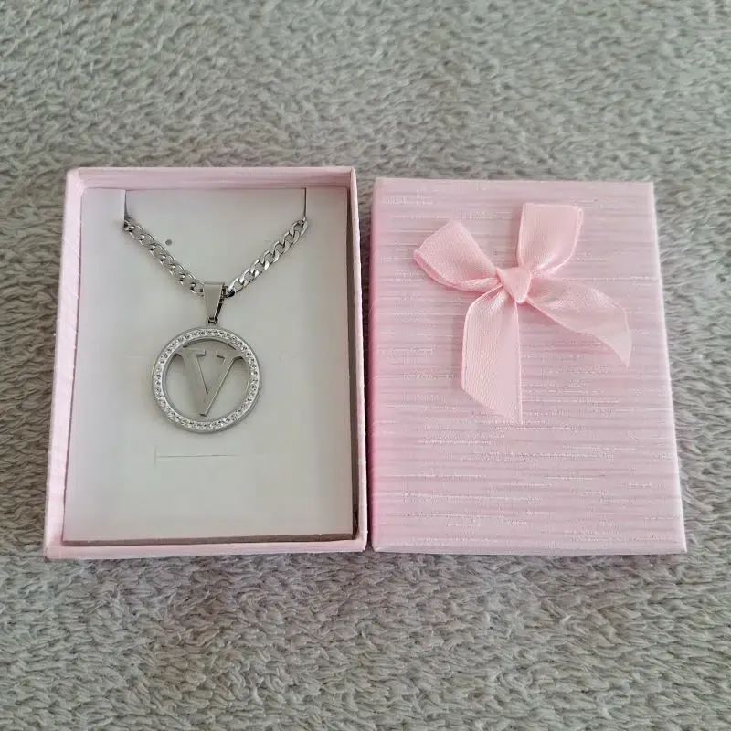 Lančić sa slovom - cover