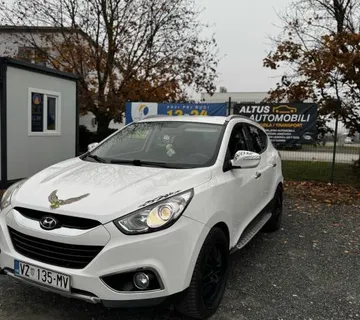 Hyundai ix35 2,0 CRDi,4X4,Grij. sjedala,Alu,PDC - cover