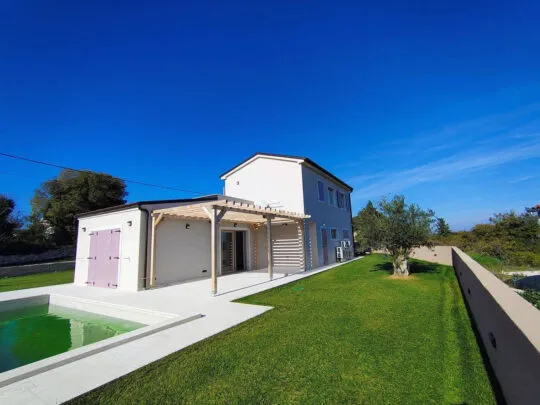 Moderna vila s bazenom u blizini plaže Marčana - cover