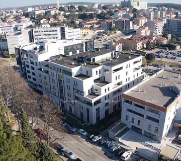 Pula, veliki poslovni prostori sa podzemnim garažama. Centar mjesta. - cover