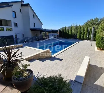 Vila s vanjskim i unutarnjim bazenom,saunom ,Crikvenica - cover