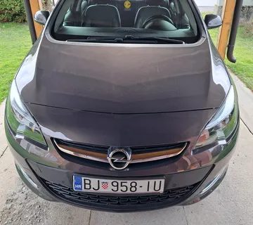 Opel Astra - cover