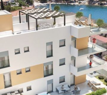 TROGIR/ČIOVO, STAN 2-SOBAN SA VELIKOM KROVNOM TERASOM, POGLED NA MORE - cover