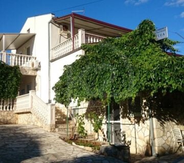 Vrboska, otok Hvar, kuća sa 3 apartmana blizu mora - cover