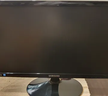 Prodajem Samsung LED monitor 21" - cover