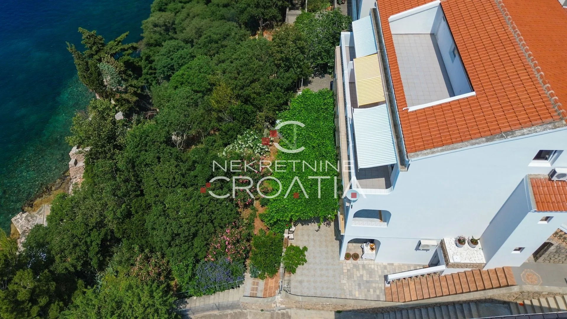 EKSKLUZIVNO: 9 APARTMANA 10 m OD MORA (1. RED)  - cover