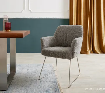 Blagovaonska stolica s rukonaslonom Xana, Materijal: Boucle - cover