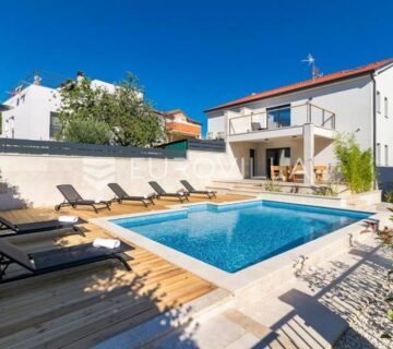 Istra, Ližnjan, vila 294 m2 s grijanim bazenom i uređenom okućnicom - cover