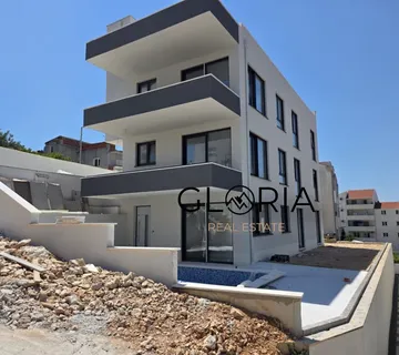 Komforan 3-soban stan s pogledom na more 94 m2, Okrug Gornji! - cover