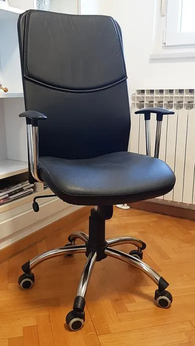 Uredska stolica kožna malo korištena - cover