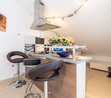 Novalja, kuća s 10 apartmana - cover