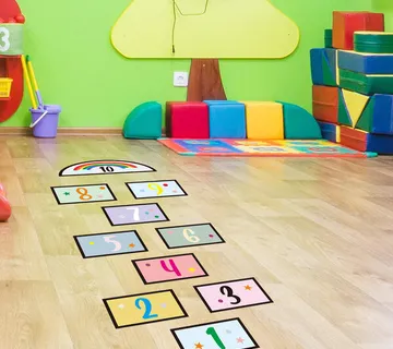 Podna interaktivna naljepnica ŠKOLICA - cover