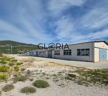 Trogir, građevinsko zemljište 3.870 m2, sa halom 732 m2 i poslovnom zg - cover