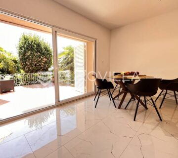 Lovran - prekrasno adaptirano prizemlje kuće s 50 m2 terase, NKP 140 m2, 250 m od mora - cover
