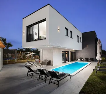 Vila sa bazenom, okolica Pula, 1 km od mora, 300 m2, prodaja (prodaja) - cover