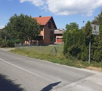 Kuća sa dvije dvorišne zgrade i velikom okućnicom - cover