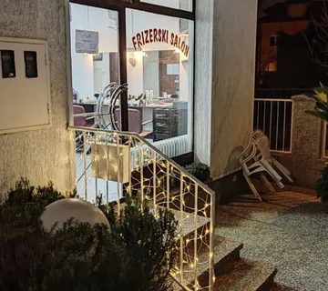 Iznajmljivanje se poslovni prostor na odličnoj lokaciji - glavna ulica - cover