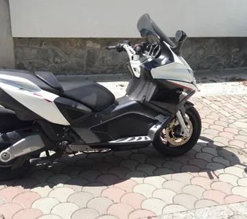 Aprilia srv 850 - cover